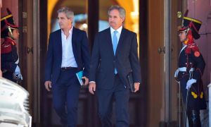 Caputo junto al secretario de Finanzas, Pablo Quirno, tras reunirse con Milei