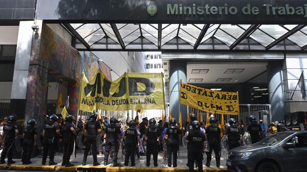 Manifestación frente al ministerio de Trabajo con Raul Castells