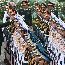 Los guardias de honor vietnamitas se preparan para la ceremonia de bienvenida del primer ministro de Camboya, Hun Manet, en el Palacio Presidencial de Hanoi. | Foto:NHAC NGUYEN / AFP