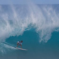 Un surfista monta una ola en el último día del Vans Pipeline Masters 2023 en Backdoor Pipeline en la costa norte de Oahu. | Foto:Brian Bielmann / AFP