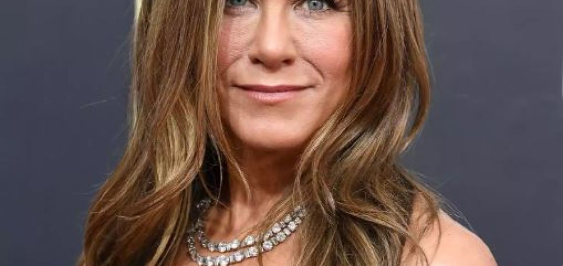 10 celebridades que lucen el pelo largo después de los 50