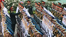 Los guardias de honor vietnamitas se preparan para la ceremonia de bienvenida del primer ministro de Camboya, Hun Manet, en el Palacio Presidencial de Hanoi.