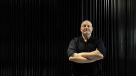 Se define como un fanático del policial y le interesa especialmente el “whodunit”.