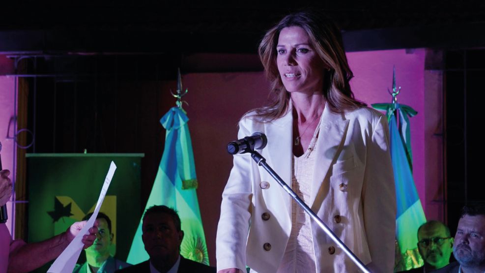 Adela Arning jura como intendente de Mendiolaza