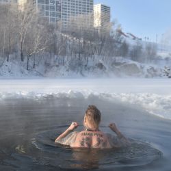 Un entusiasta de la natación invernal nada en un agujero de hielo en un lago en la ciudad siberiana de Novosibirsk con una temperatura del aire de alrededor de -35 grados Celsius. | Foto:VLADIMIR NIKOLAYEV / AFP