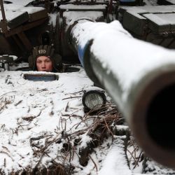 Un soldado ucraniano mira desde un tanque mientras mantiene su posición cerca de la ciudad de Bakhmut, región de Donetsk, en medio de la invasión rusa de Ucrania. | Foto:ANATOLII STEPANOV / AFP