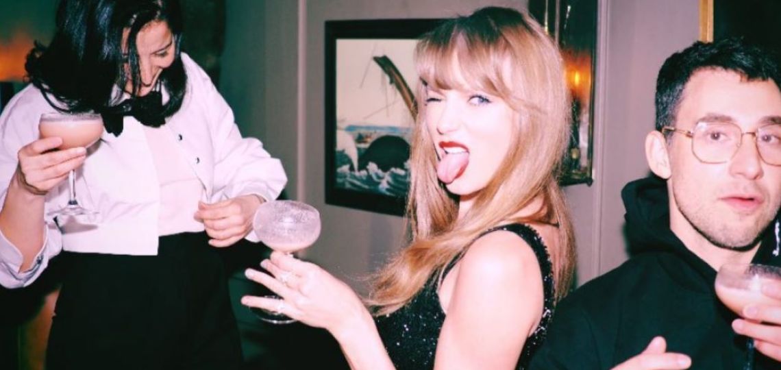 Taylor Swift festeja su cumpleaños número 34 con un pequeño vestido negro clásico
