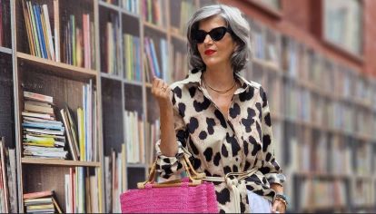 Desde estampados florales hasta elegantes faldas plisadas, descubrí las 7 tendencias de moda que cautivarán a las mujeres mayores de 50 esta primavera-verano.