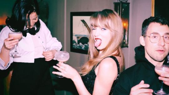 Taylor Swift festeja su cumpleaños número 34 con un pequeño vestido negro clásico