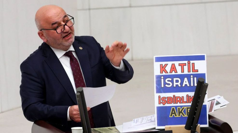 Murió el congresista turco que sufrió un infarto mientras daba un discurso en contra de Israel