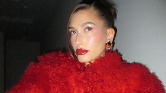 Blazer oversize y look street style, el look “no pants” de Hailey Bieber