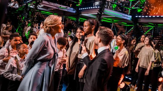 Máxima Zorreguieta sorprende con su look de "Cenicienta": silueta 50's en tono celeste