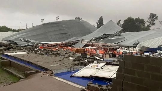 Bahía Blanca: tormenta con vientos de 140 km/h derrumbó el techo de un club y murieron 13 personas