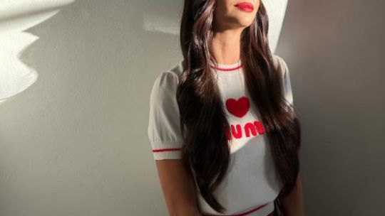 Zaira Nara sorprende con un look chic en rojo: ¡la tendencia de la temporada!