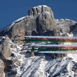 El equipo de demostración acrobática de la Fuerza Aérea Italiana, Frecce Tricolori, actúa antes de la segunda carrera del slalom gigante masculino, durante la Copa del Mundo de esquí alpino FIS en Alta Badia. | Foto:Tiziana Fabi / AFP