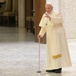 El Papa Francisco sale después de una audiencia a los participantes del belén viviente de Santa María la Mayor en el Aula Pablo VI del Vaticano. | Foto:ANDREAS SOLARO / AFP