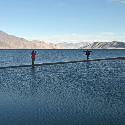 En esta fotografía turistas toman fotografías a lo largo del lago de agua salada Pangong Tso en Ladakh. | Foto:OINDREE MUKHERJEE / AFP