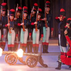 Imagen de bailarines de la Compañía Nacional de Danza de México interpretando "El Cascanueces" en el Auditorio Nacional, en la Ciudad de México, México. | Foto:Xinhua/Francisco Cañedo