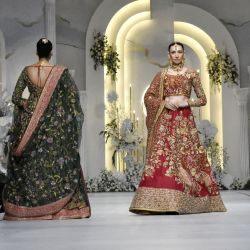 Imagen de modelos presentando creaciones durante la Semana de la Alta Costura Nupcial, en Lahore, Pakistán. | Foto:Xinhua/Sajjad