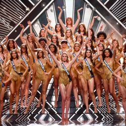 Las concursantes actúan en el escenario durante el certamen de belleza Miss Francia 2024 en Dijon, centro-este de Francia. | Foto:ARNAUD FINISTRE / AFP