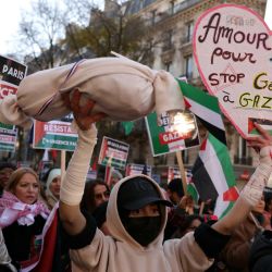 Un manifestante sostiene un cartel que dice "amor y justicia para todos" durante una manifestación que pide un alto el fuego permanente en la guerra entre Israel y Hamás en Gaza, en París. | Foto:THOMAS SAMSON / AFP