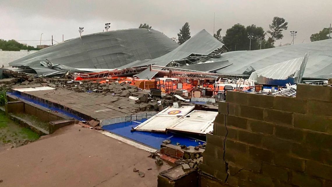 A powerful storm that swept across Buenos Aires City and Province has left at least 13 people.  The deaths occurred in the port city of Bahía Blanca when part of a wall and the roof of a sports club collapsed on those inside, local authorities said.