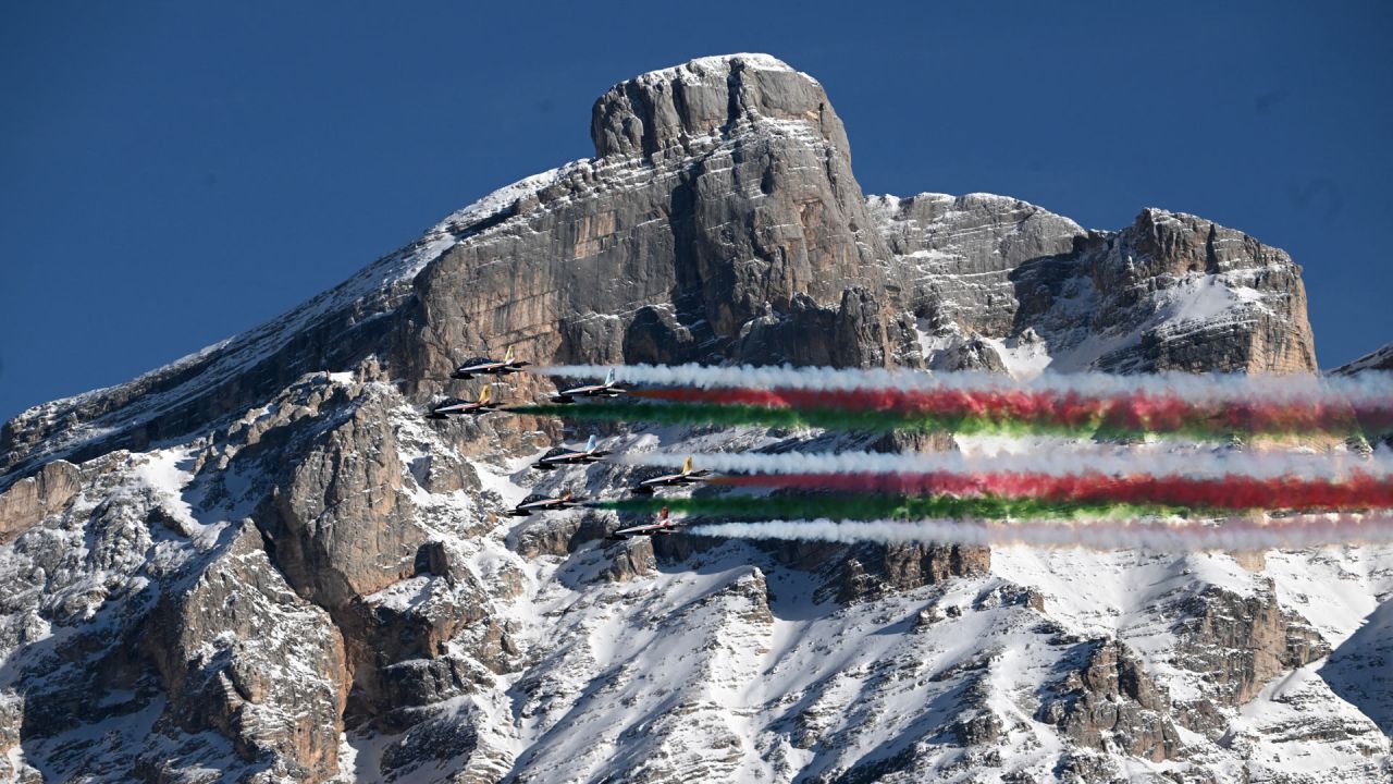 El equipo de demostración acrobática de la Fuerza Aérea Italiana, Frecce Tricolori, actúa antes de la segunda carrera del slalom gigante masculino, durante la Copa del Mundo de esquí alpino FIS en Alta Badia. | Foto:Tiziana Fabi / AFP