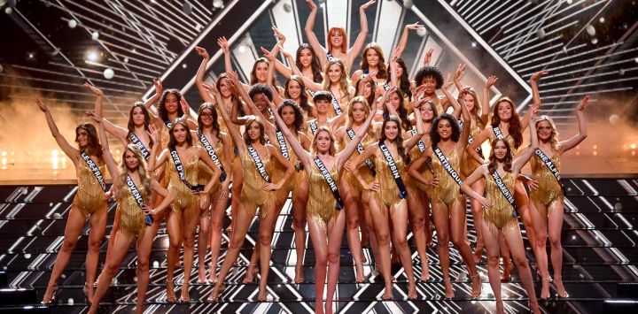 Las concursantes actúan en el escenario durante el certamen de belleza Miss Francia 2024 en Dijon, centro-este de Francia.