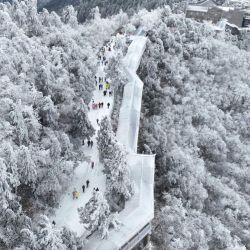 Esta foto muestra una vista aérea de personas que visitan el área escénica de Nanyue Hengshan después de una nevada en Hengyang, en la provincia central china de Hunan. | Foto:AFP
