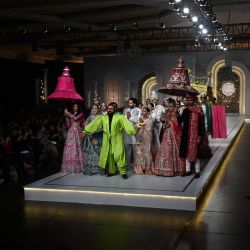 Las modelos presentan creaciones del diseñador de moda Ali Xeekah durante la Semana de Alta Costura Nupcial Pantene HUM, en Lahore, Pakistán. | Foto:ARIF ALI / AFP