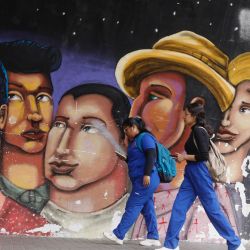 Personas caminan frente a un mural, en el distrito de Barranco, en Lima, Perú. | Foto:Xinhua/Mariana Bazo