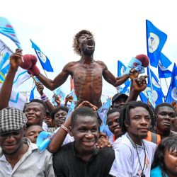 Simpatizantes del presidente de la República Democrática del Congo (RDC) y líder del partido Unión para la Democracia y el Progreso Social (UDPS), Felix Tshisekedi, aplauden durante un mitin de campaña en Sainte Therese, en el distrito de Ndjili de Kinshasa. | Foto:Arsène Mpiana / AFP