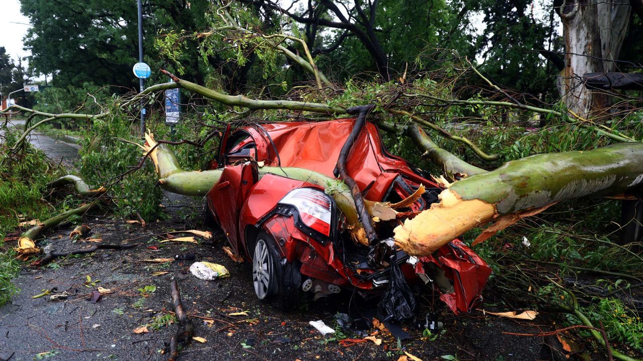 Vista de un automóvil aplastado por un árbol caído tras una fuerte tormenta que azotó Buenos Aires. En la ciudad portuaria de Bahía Blanca, a unos 600 kilómetros al suroeste de Buenos Aires, la poderosa tormenta provocó la muerte de al menos 13 personas. personas cuando se desplomó el techo de un club deportivo, dijeron las autoridades. | Foto:ALEJANDRO PAGNI / AFP