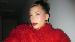 El tutorial definitivo de Hailey Bieber para llevar los labios rojos más deseados esta Navidad