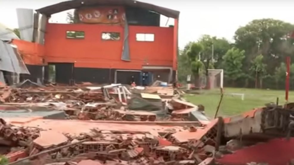 Un club en Moreno, destruido por el temporal
