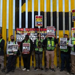 Miembros de Border Angels y migrantes se manifiestan en la frontera entre Estados Unidos y México como parte del Día Internacional del Migrante en Playas de Tijuana, estado de Baja California, México. | Foto:Guillermo Arias / AFP