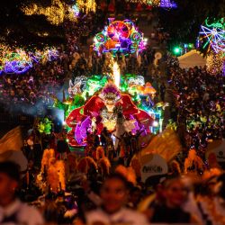 Personas actúan durante el Festival de la Luz en San José, Costa Rica. | Foto:Ezequiel Becerra / AFP