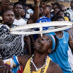 Un partidario del candidato presidencial de Juntos por la República, Moise Katumbi, hace girar una rueda de bicicleta en su rostro durante su último mitin de campaña en Kipushi, República Democrática del Congo. | Foto:Patrick Meinhardt / AFP