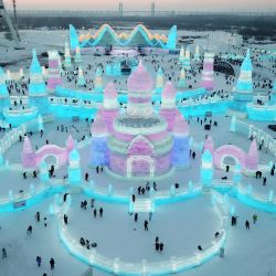 Vista aérea de turistas visitando el Mundo de Hielo y Nieve de Harbin, en Harbin, en la provincia de Heilongjiang, en el noreste de China. | Foto:Xinhua/Wang Jianwei