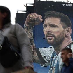 Vista de un mural pintado por el artista argentino Ron Muralist, que representa al delantero argentino Lionel Messi celebrando después de anotar un gol contra México durante la Copa Mundial de la FIFA, en Buenos Aires. La felicidad colectiva que los argentinos reviven en el primer aniversario de ganar la Copa Mundial de 2022. El Mundial de Qatar opera como un bálsamo para la crisis económica y la tensión política que vive el país un año después. | Foto:JUAN MABROMATA / AFP