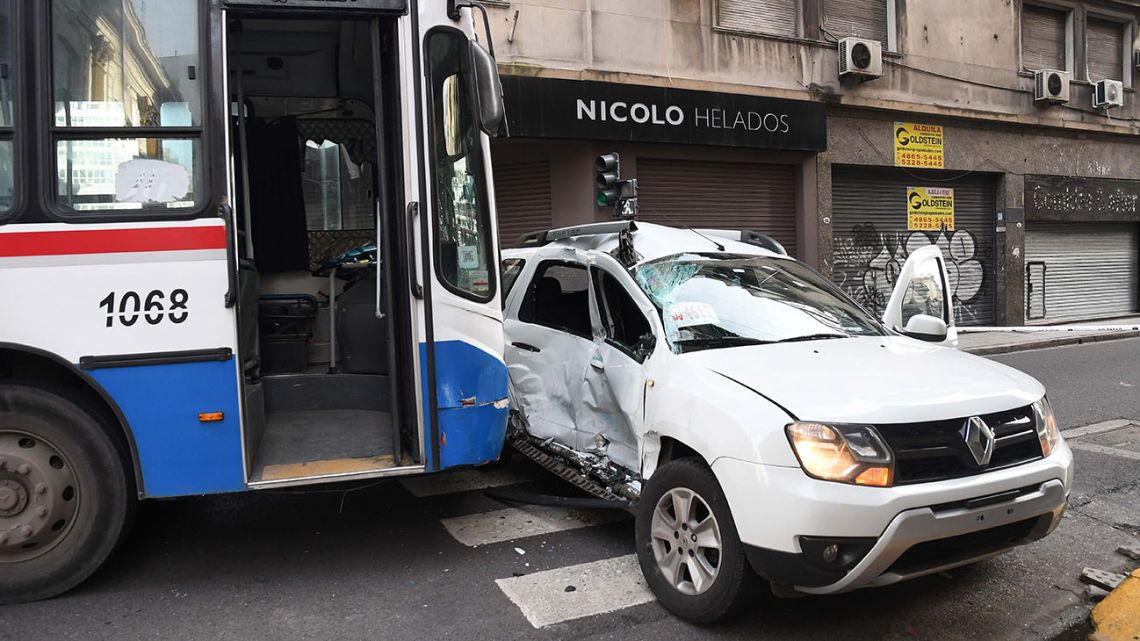 Monserrat: 8 heridos tras un choque entre una camioneta y un colectivo ...