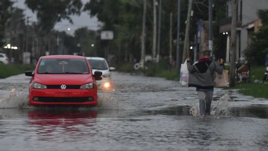 Caos en La Plata por la tormenta "supercelda": autos flotando y barrios inundados