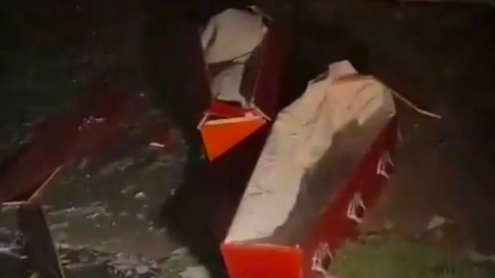 Terror en Pilar: dos ataúdes salieron volando de una funeraria a causa del temporal