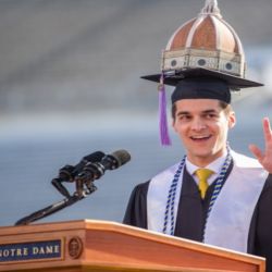 Graduado de Notre Dame, Indiana con construccion en su cabeza | Foto:A quien corresponda