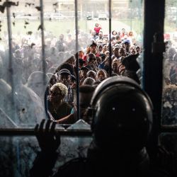 Agentes de policía congoleños bloquean una puerta después de que los votantes entraron a la fuerza en una mesa de votación en Kinshasa. Millones de congoleños acuden a las urnas en unas elecciones generales de alto riesgo en la República Democrática del Congo en las que el presidente Félix Tshisekedi busca un nuevo mandato frente a una oposición fragmentada. | Foto:JOHN WESSELS / AFP