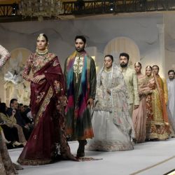 Imagen de modelos presentando creaciones durante la Semana de la Alta Costura Nupcial, en Lahore, Pakistán. | Foto:Xinhua/Sajjad