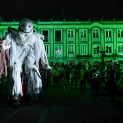 Imagen de personas asistiendo al espectáculo denominado 'Bogotá 10 Millones de Estrellas: Constelaciones' en la plaza de Bolívar, en Bogotá, Colombia. | Foto:Xinhua/Str