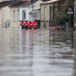 Los bomberos caminan por el agua mientras el río Charente inunda la ciudad de Saintes, en el suroeste de Francia. | Foto:THIBAUD MORITZ / AFP