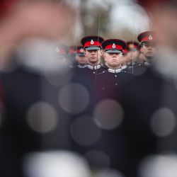 Los cadetes oficiales del ejército marchan a través del campo de desfiles durante el Desfile del Soberano del Curso de Puesta en Servicio No. 231, en la Real Academia Militar de Sandhurst, al suroeste de Londres. | Foto:Adrián Dennis / AFP