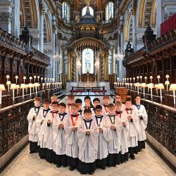 Los coristas participan en un ensayo para sus próximas actuaciones navideñas, en la Catedral de San Pablo, en el centro de Londres. | Foto:JUSTIN TALLIS / AFP